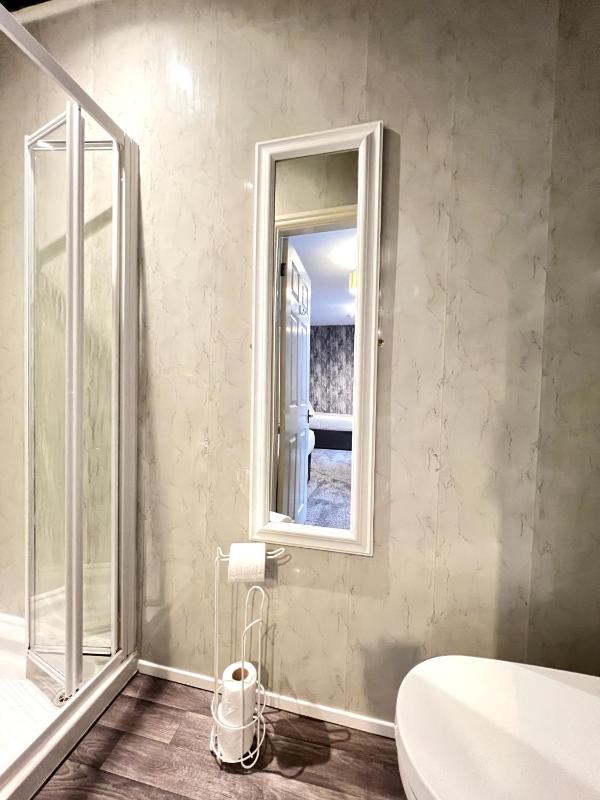 Twin Room with Shower image 2