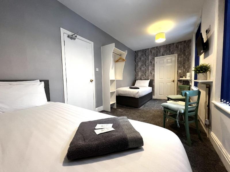 Twin Room with Shower image 1