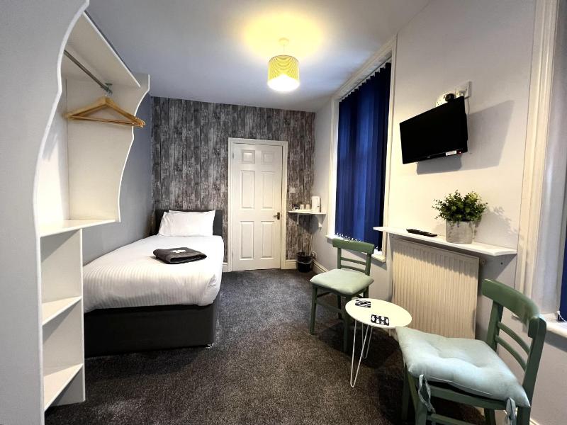 Twin Room with Shower image 4