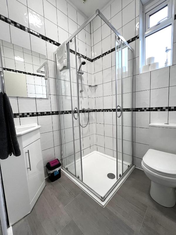 One-Bedroom Apartment image 2