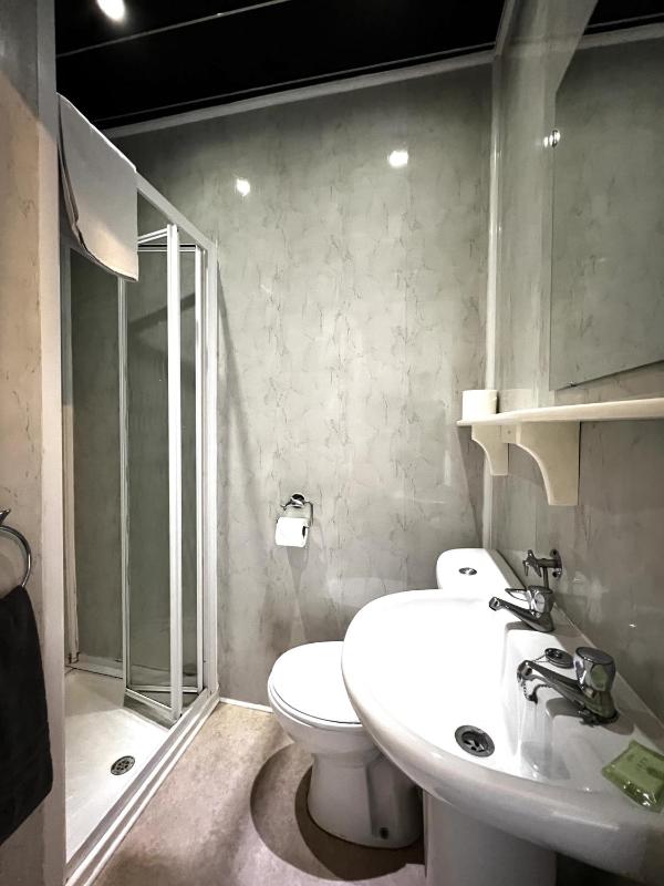 Single Room with Shower image 2