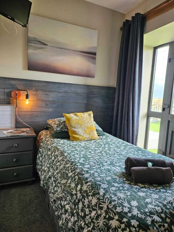 Single Room with Shower image 3