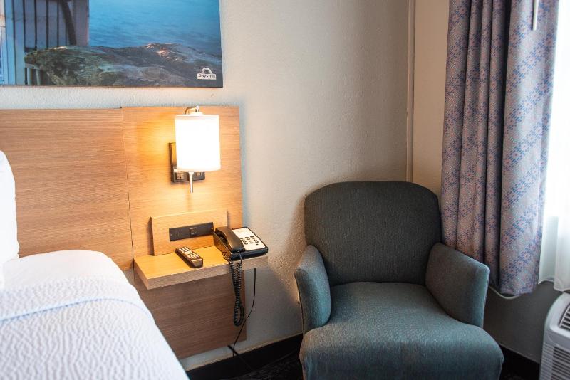 Exterior Room with King Bed - Non-Smoking image 3