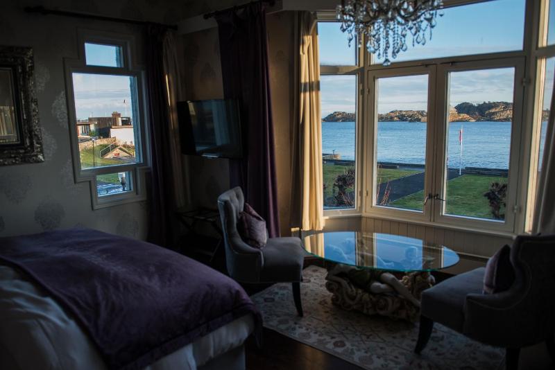Double Room with Sea View image 2