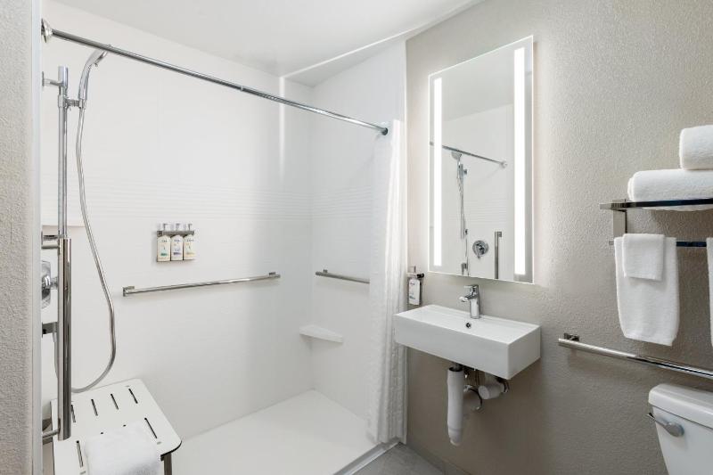 Queen Suite - Disability Access image 4