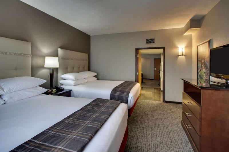 Queen Suite with Two Queen Beds image 3
