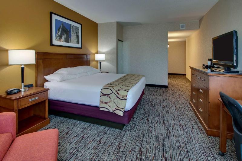 Deluxe King Room with Spa Bath image 4