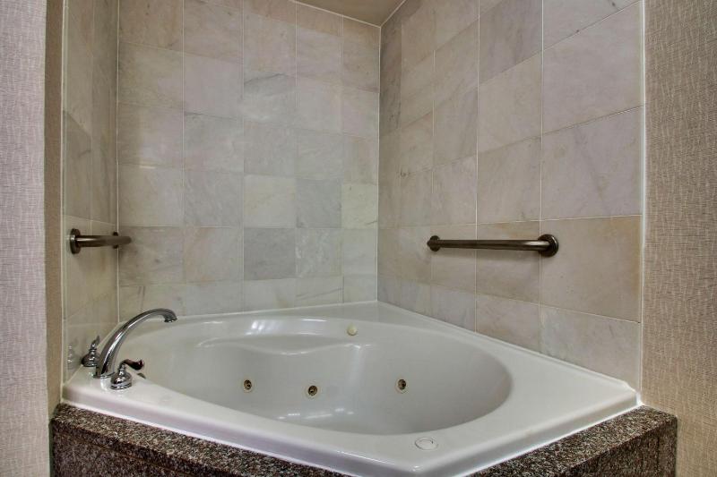 Deluxe King Room with Spa Bath image 3