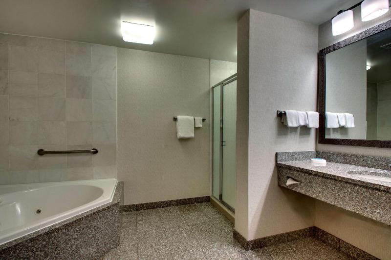 Deluxe King Room with Spa Bath image 2