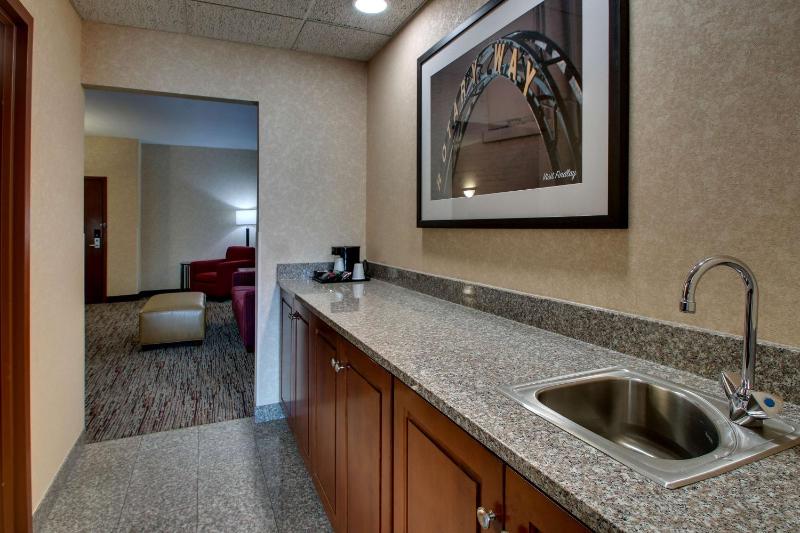 Queen Suite image 3