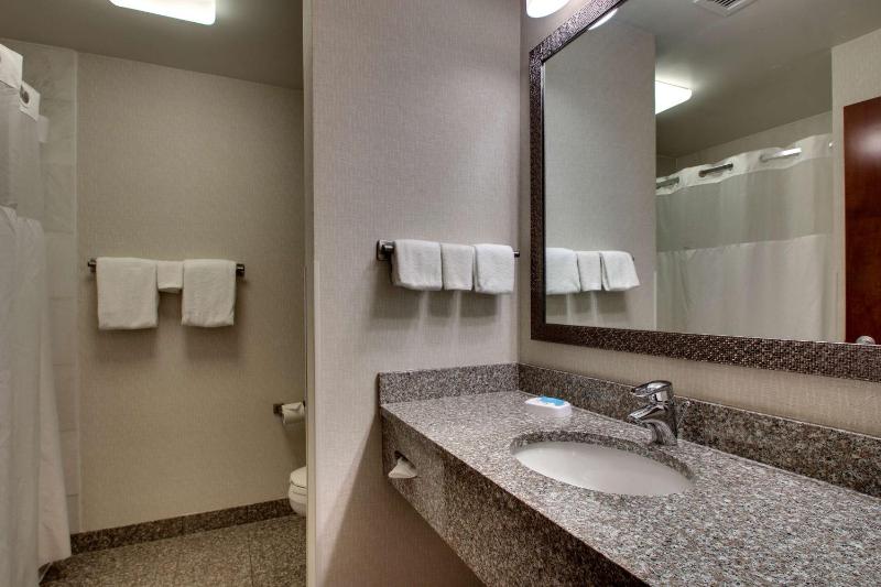 Deluxe Room with Two Queen Beds image 2