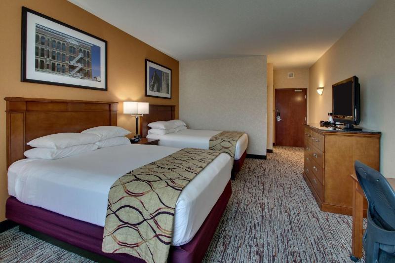 Deluxe Room with Two Queen Beds image 3