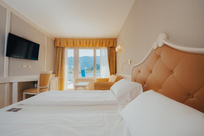 Deluxe Double Room image 1