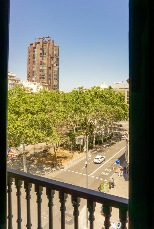 Small Twin Room with City view image 4