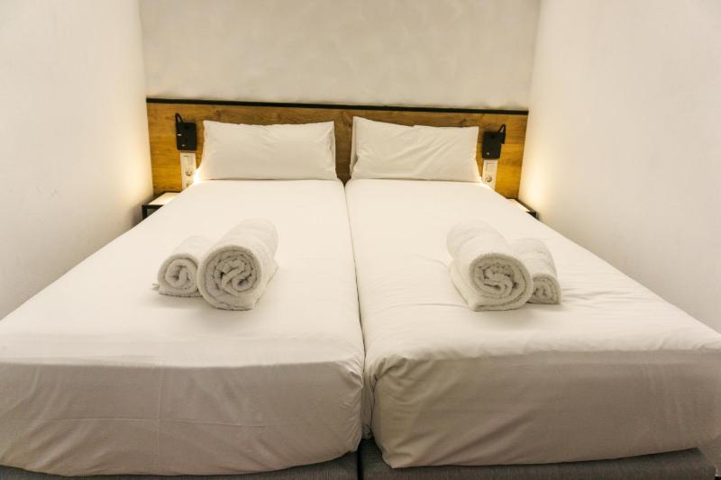 Small Twin Room image 1