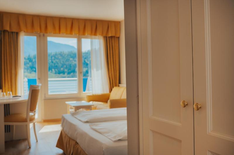 Deluxe Double Room image 3