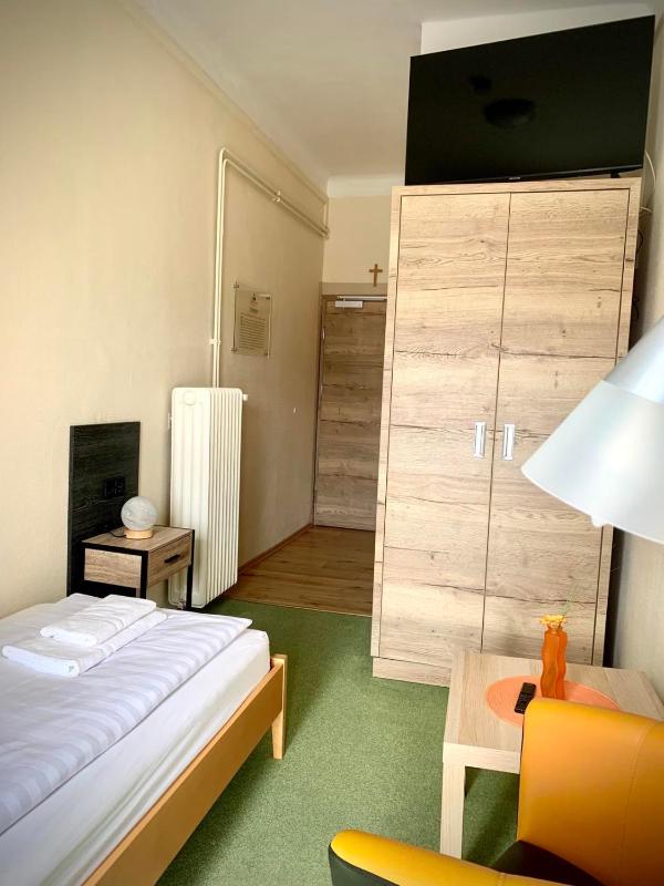 Single Room image 3