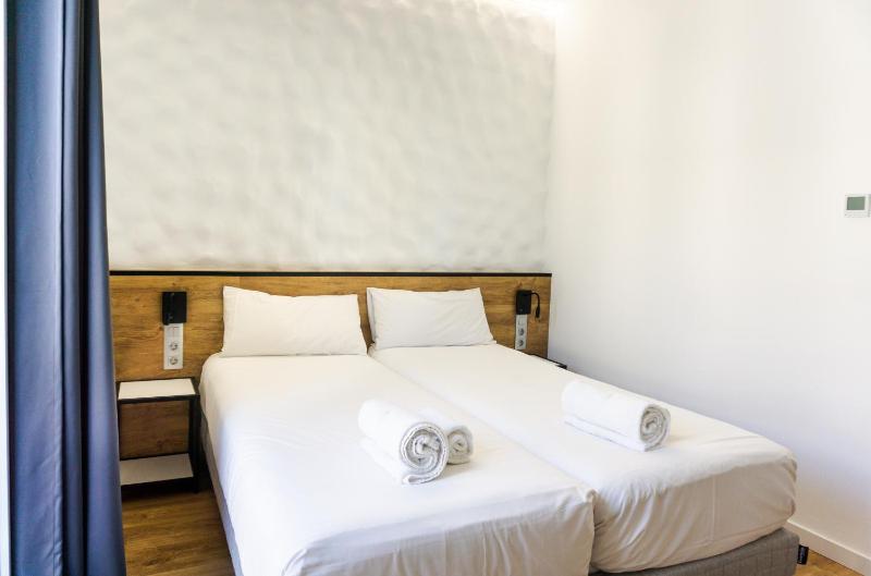 Standard Twin Room with City View image 1