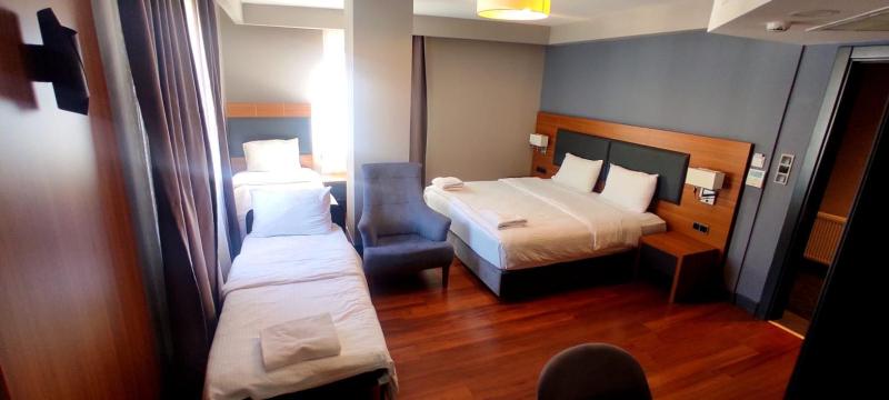 Standard Quadruple Room image 3