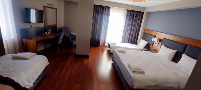 Standard Quadruple Room image 1