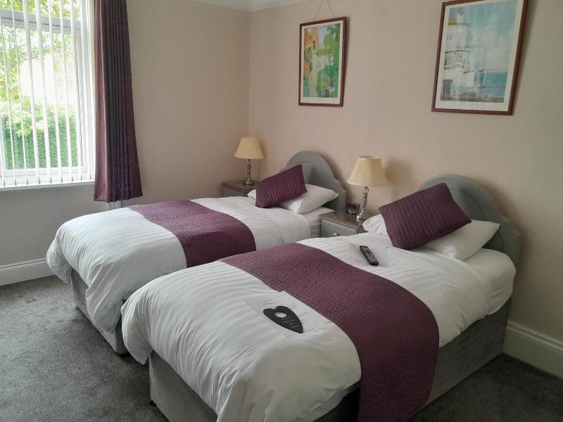 Twin Room image 2