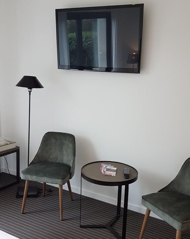 Queen Room with Garden View image 1