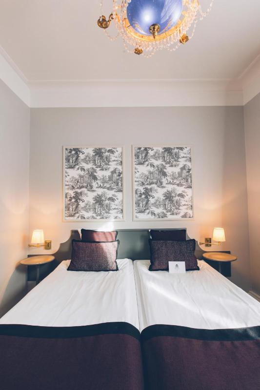 Standard Twin Room image 3