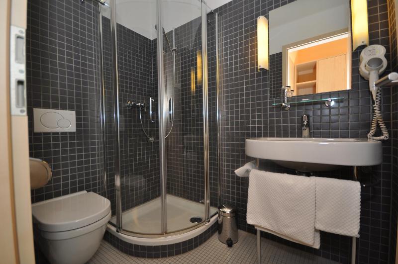Deluxe Double Room with Shower image 3