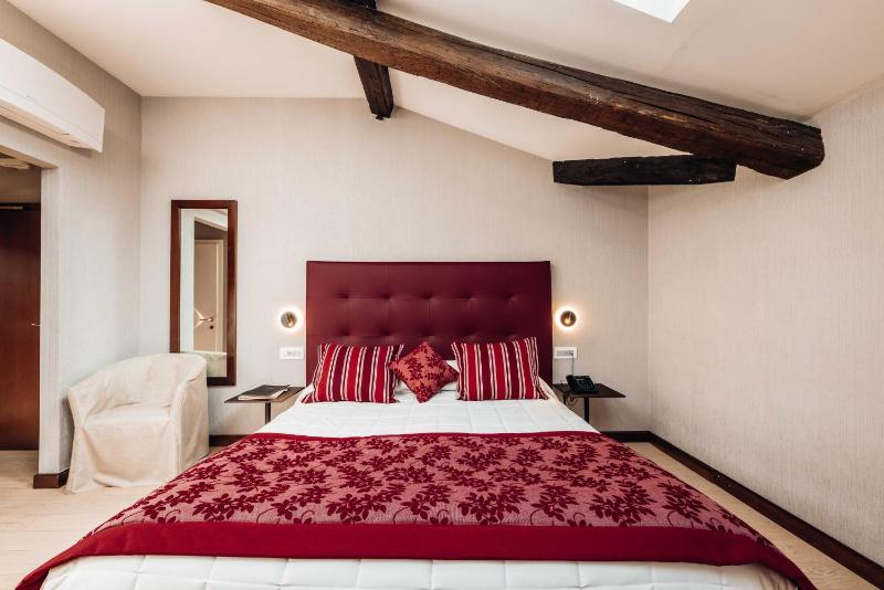 Double Room - Attic image 4