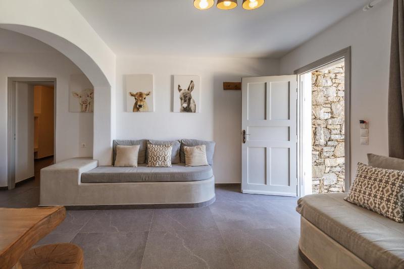 Family Room with Garden View image 4
