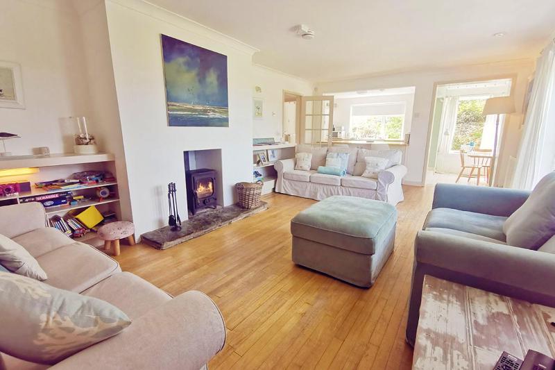SECLUDED COTTAGE-4 BED-Sleeps 8- TREARDDUR BAY Images