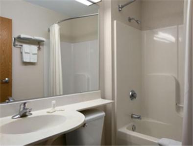 Queen Room with Two Queen Beds - Non-Smoking image 4