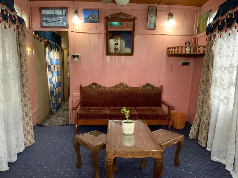 Movie land group of house boats - image 8