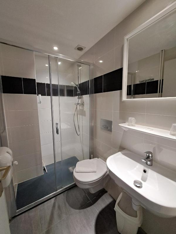Double Room with Balcony image 2