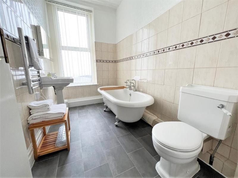 Premium Double Room with Sea View and Bath - First Floor image 2