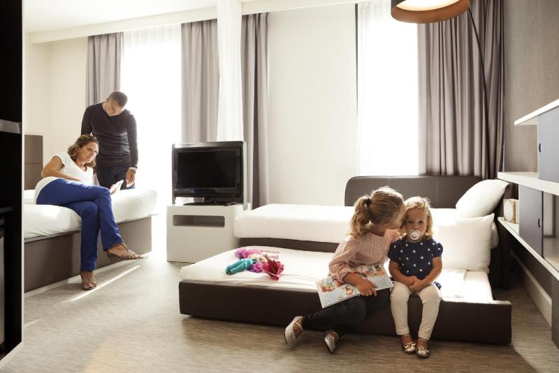 Superior Suite with 1 Double Bed and 2 Single Beds image 3