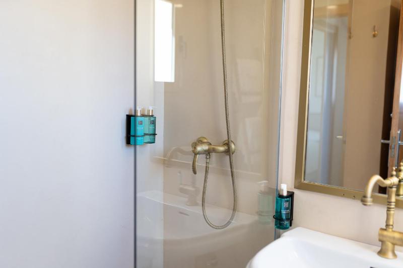 Economy Double Room image 3