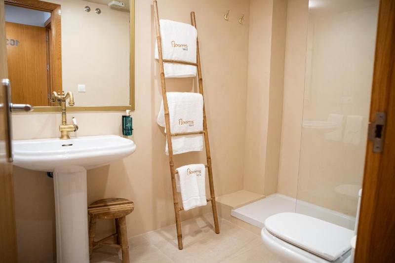 Double Room with Balcony image 2