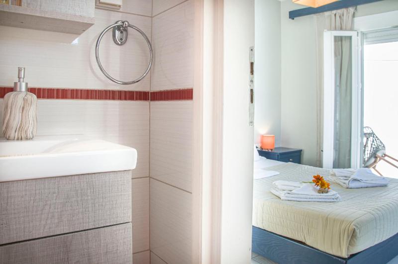 Double Room with Balcony image 4