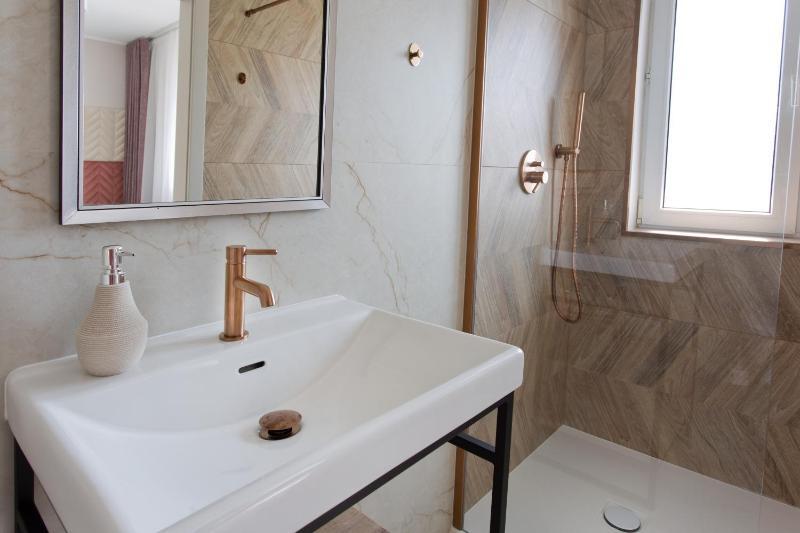 Deluxe Single Room image 3