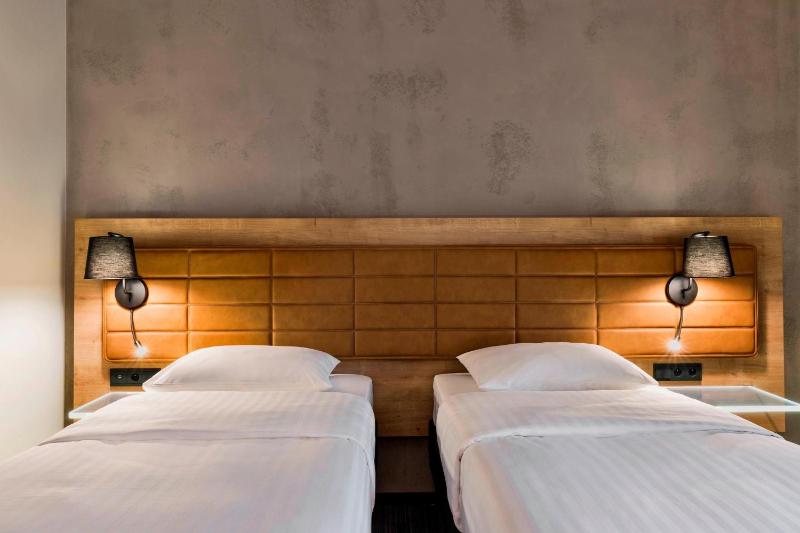 Moxy Twin Room image 3