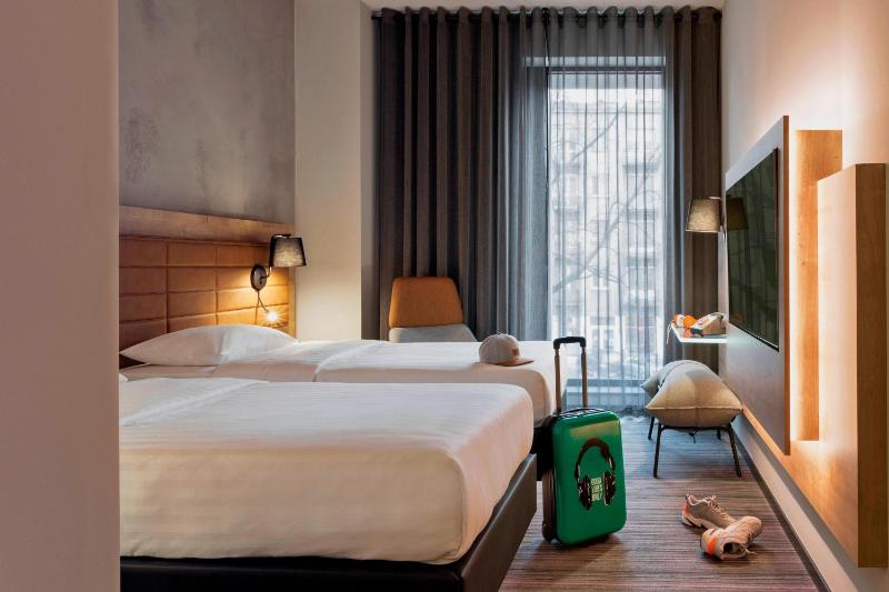 Moxy Twin Room image 4