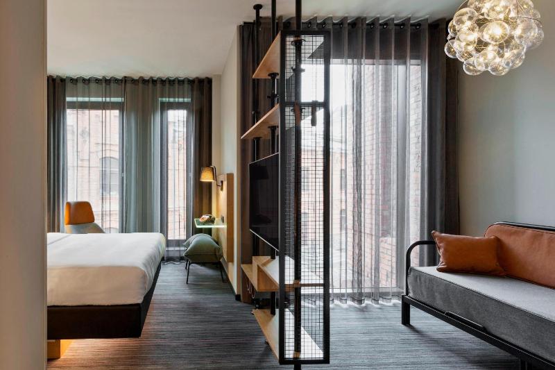 Moxy Deluxe Queen Room with Sofa Bed image 4