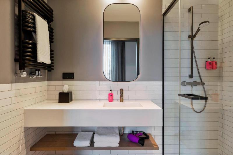 Moxy Twin Room image 2