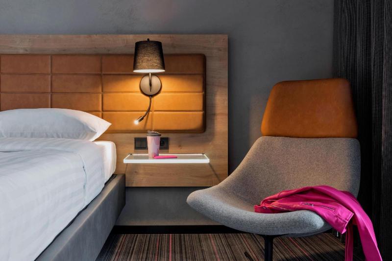 Moxy Queen Room image 4