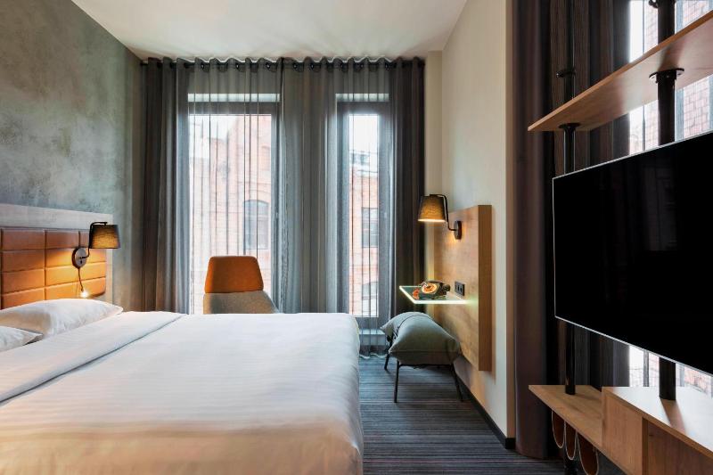 Moxy Deluxe Queen Room with Sofa Bed image 3