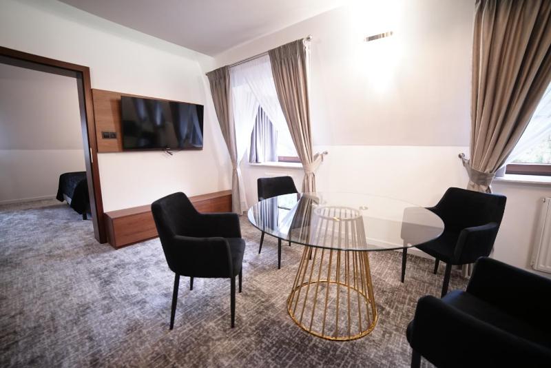  Royal Apartment image 4