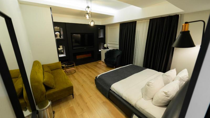 Superior King Suite image 4