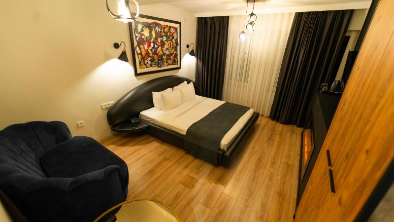 Superior King Suite image 1