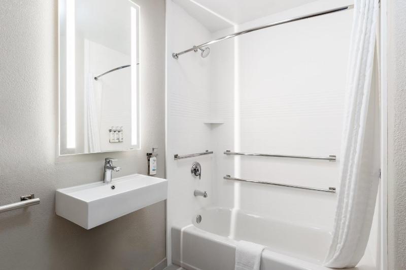 Queen Suite - Disability Access image 3